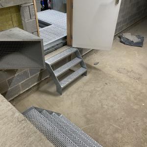 Plateforme et marches caillebotis